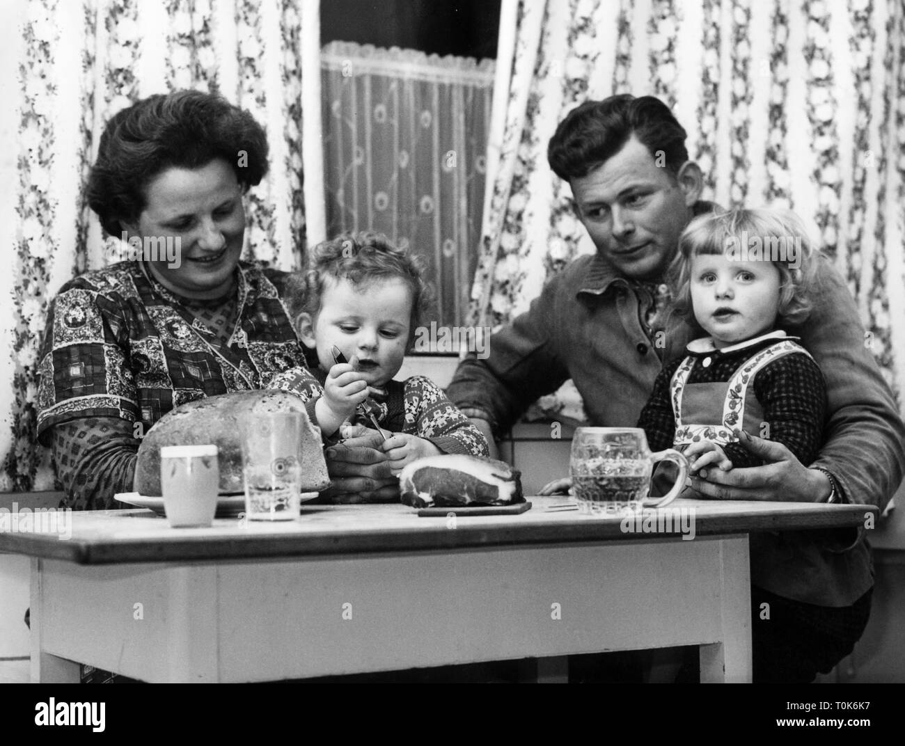 Menschen, Familie, während der Mittagszeit, Theo Kiebler, mit seinen Kindern nach der Heilung seiner Tochter durch einen Höhenflug, um 1960, Additional-Rights - Clearance-Info - Not-Available Stockfoto