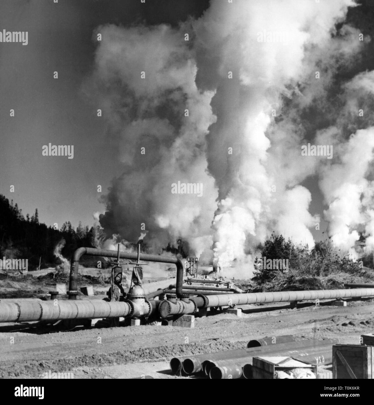 Energie, Wasser, Geysire, heiße Quellen, geothermische Anlage in das Wairakei Valley, Neuseeland, mit Dampf aus Geysiren, 12.12.1958, Additional-Rights - Clearance-Info - Not-Available Stockfoto