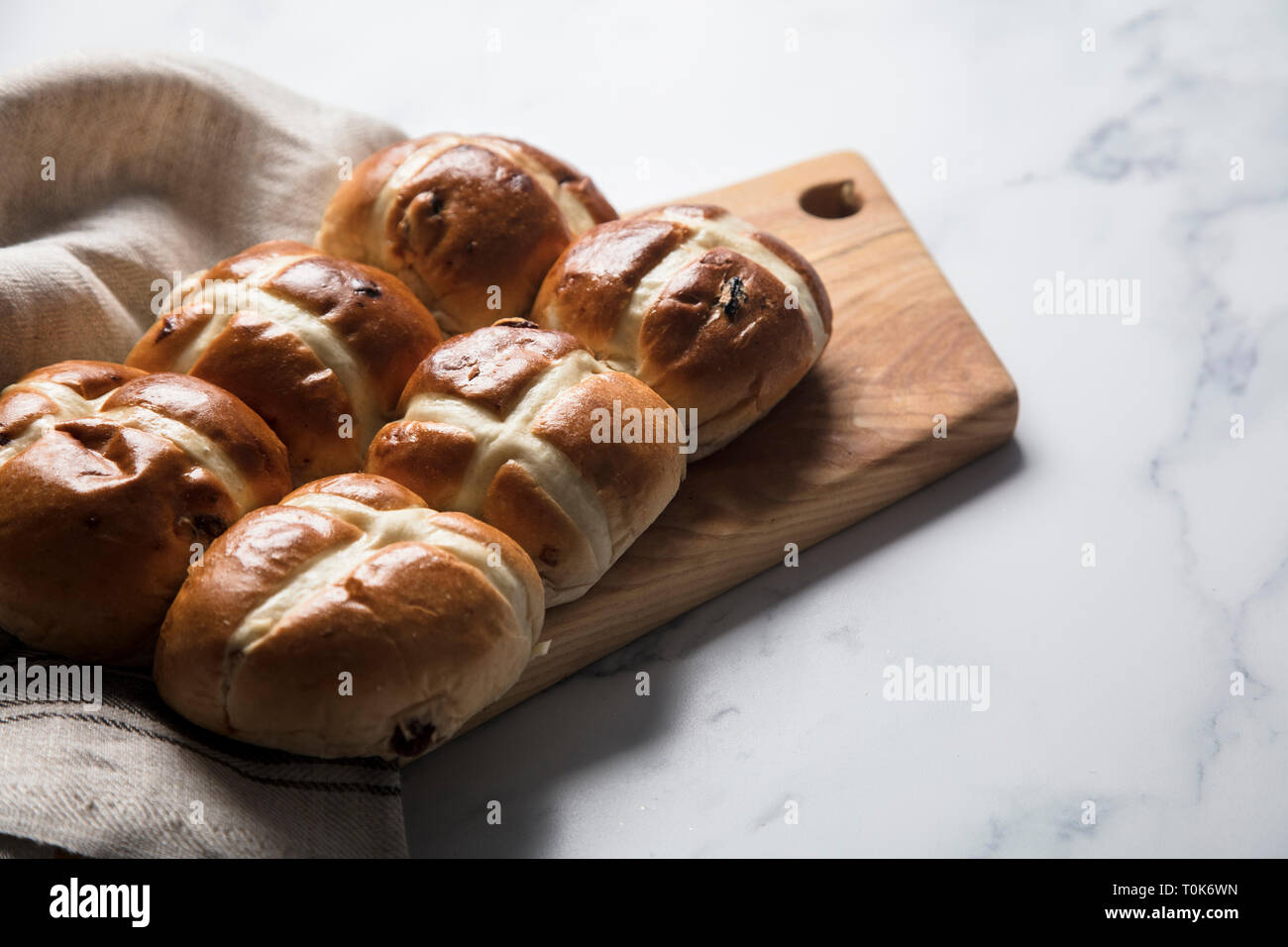 Traditionelle Hot Cross Buns mit Rosinen. Ostern Frühling behandeln Stockfoto