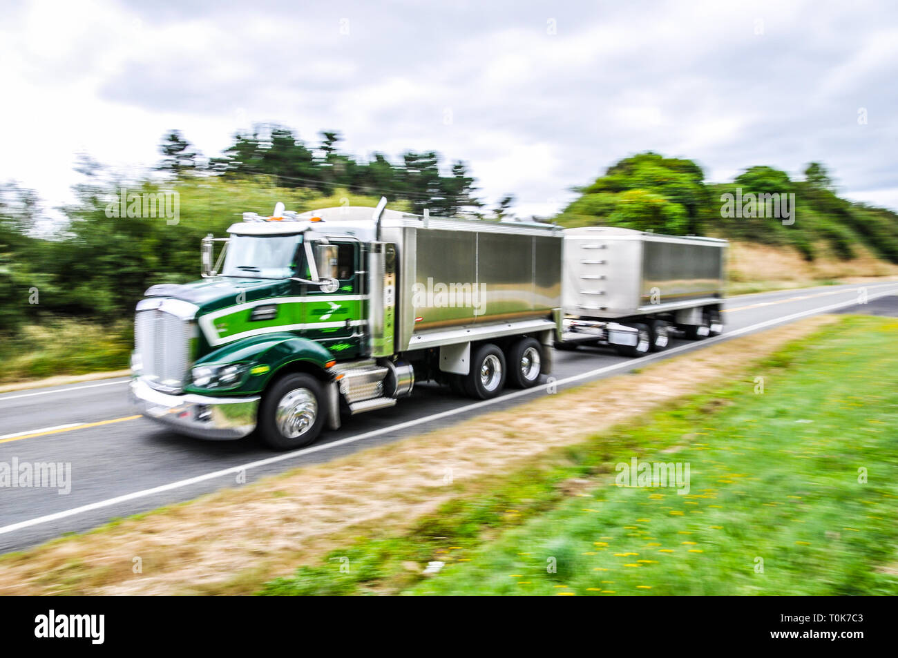 Lkw und Anhänger transport Fahrt durch der Hawke's-Bay-Region von Neuseeland. State Highway 5. SH 5. Bewegungsunschärfe Stockfoto