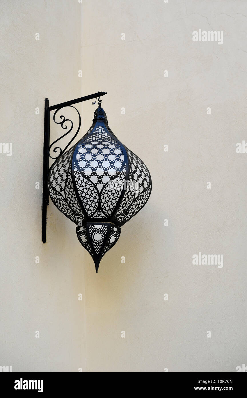 Vintage Lampe mit schönen Schatten an der Wand. Konzept für die marokkanischen und arabischen Kultur und Design. Stockfoto