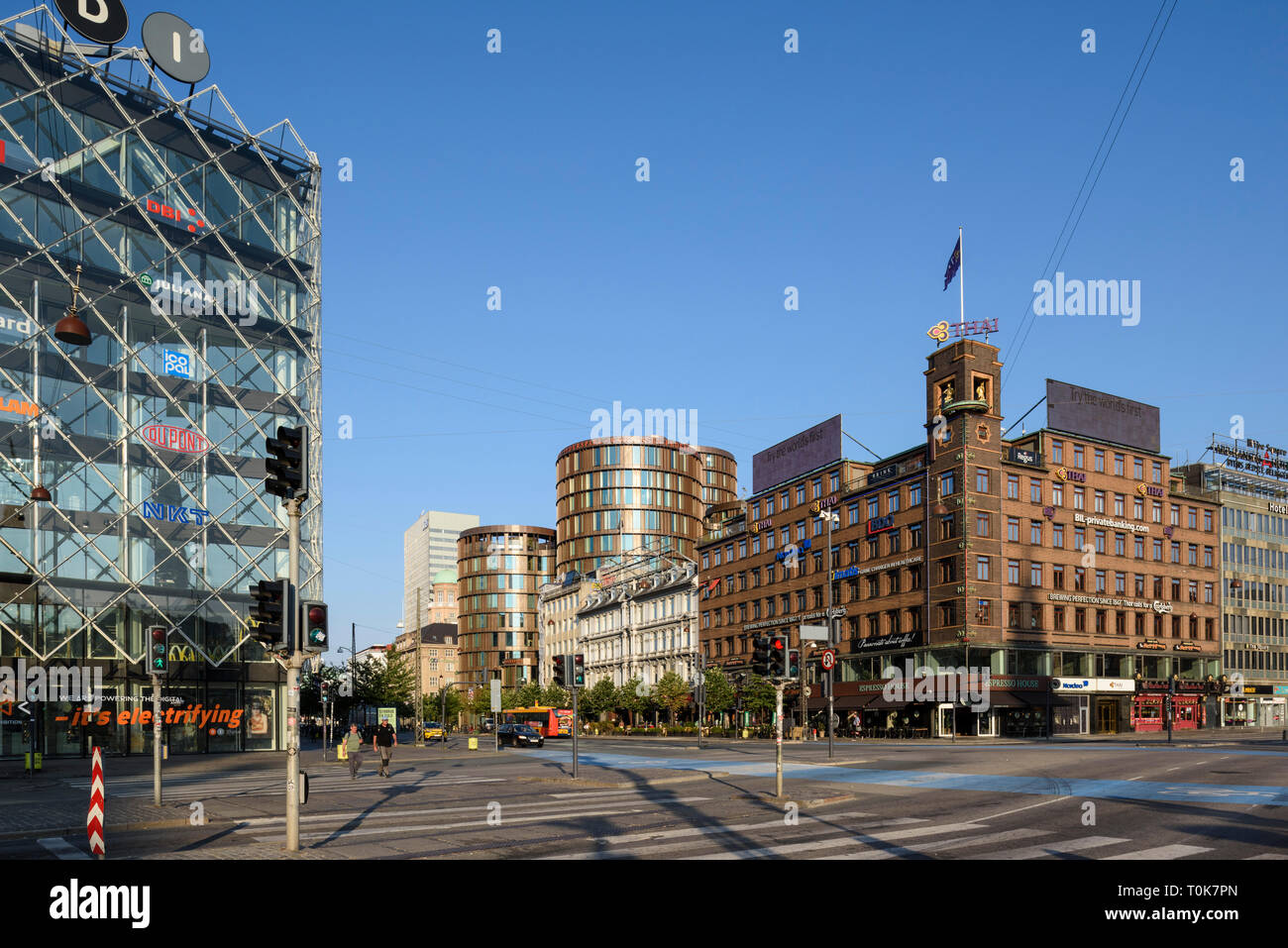 Kopenhagen. Dänemark. Schnittpunkt der Vesterbrogade und H.C. Andersens Blvd. Wichtigsten Gebäude l-r; Industriens Hus, SAS Hotel, Axel Towers, und der Stockfoto