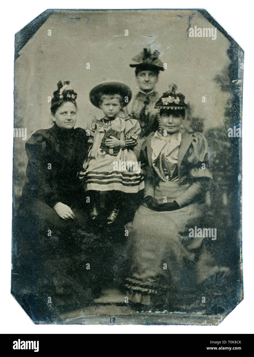 Menschen, Familie, drei Frauen mit Kind, ferrotype, fotografische Negative auf einem schwarzen Blatt Bügeleisen, erscheint daher als positiv, Deutschland, ca. 1895,- Additional-Rights Clearance-Info - Not-Available Stockfoto