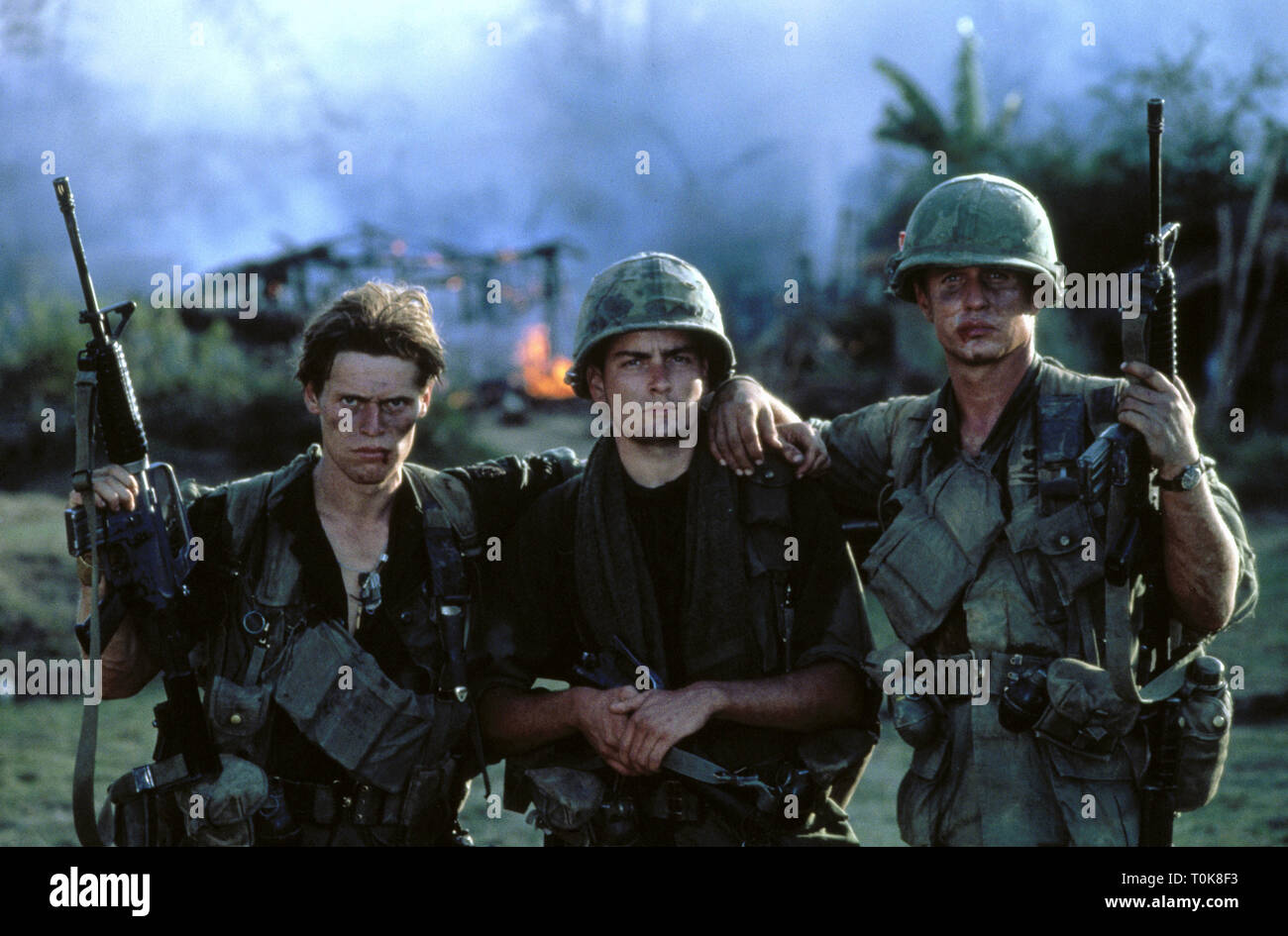 WILLEM DAFOE, CHARLIE SHEEN, Tom Berenger, PLATOON, 1986 Stockfoto