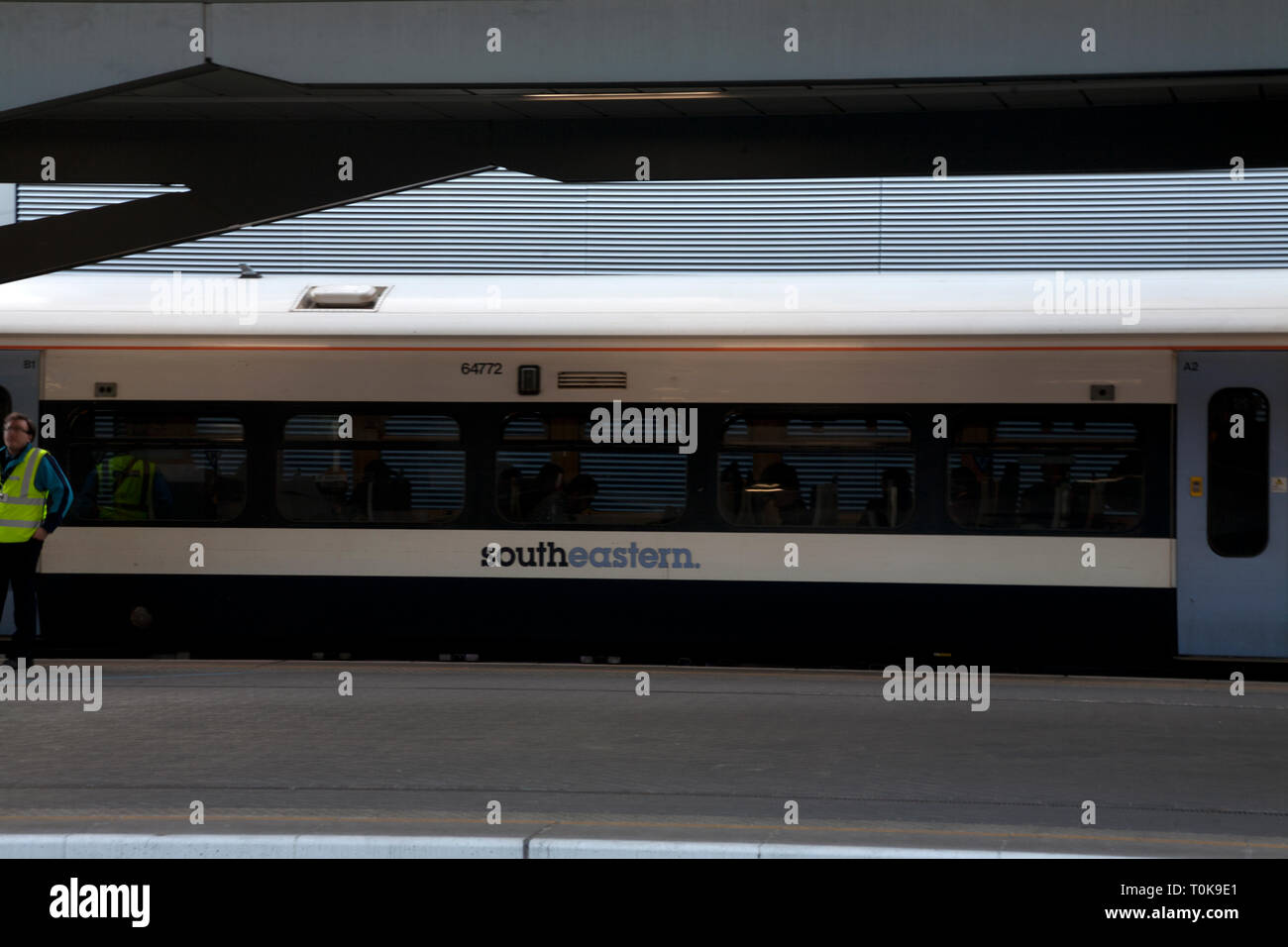 Passagiere, Plattformen und die Züge der London Bridge Station London England Stockfoto