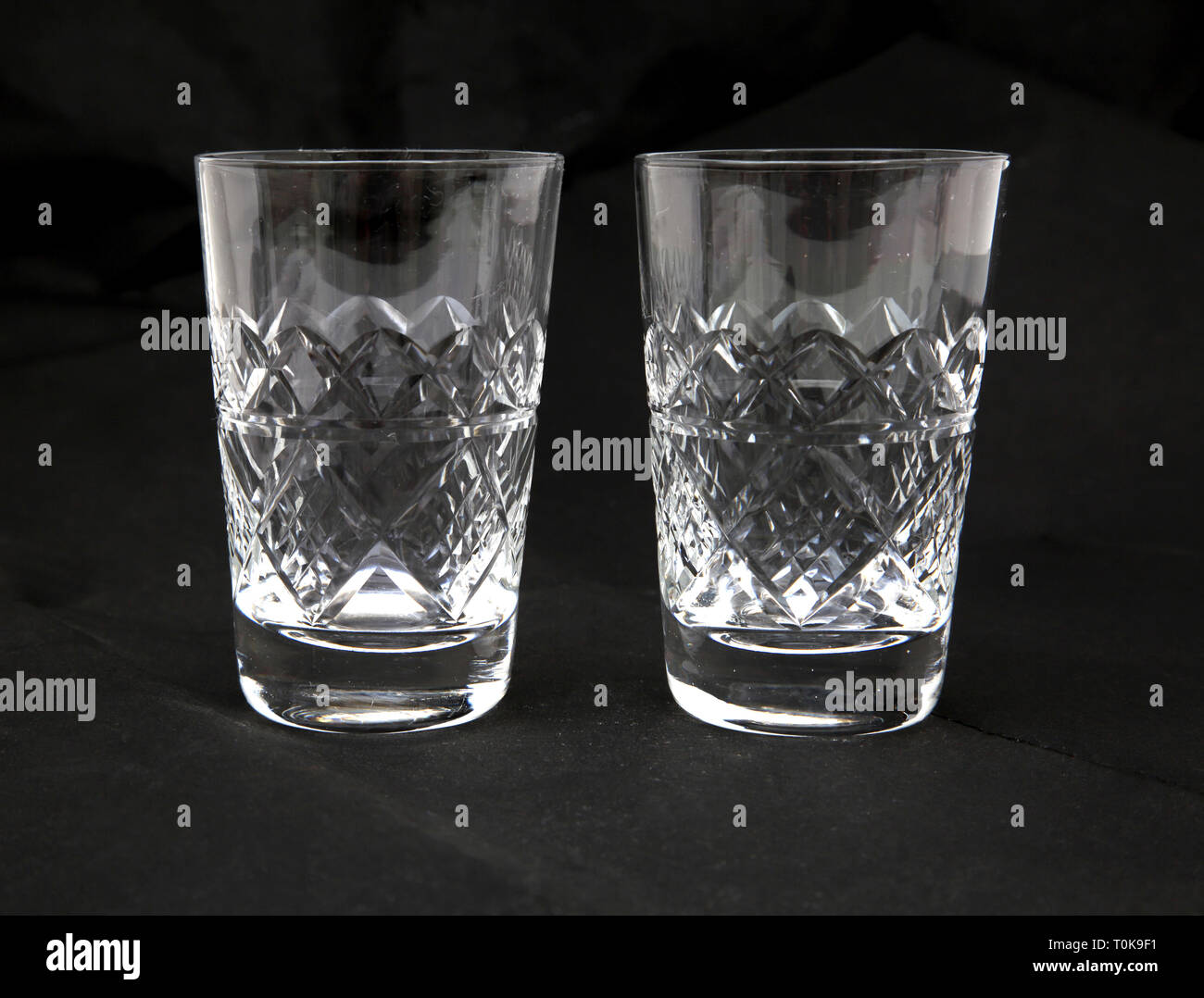 Ein Paar geschliffenen Kristall Tumbler Gläser Stockfoto