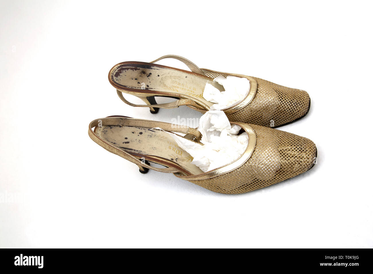 Abgenutzte 1950/60's Gold Mesh Schlinge zurück Schuhe Stockfoto