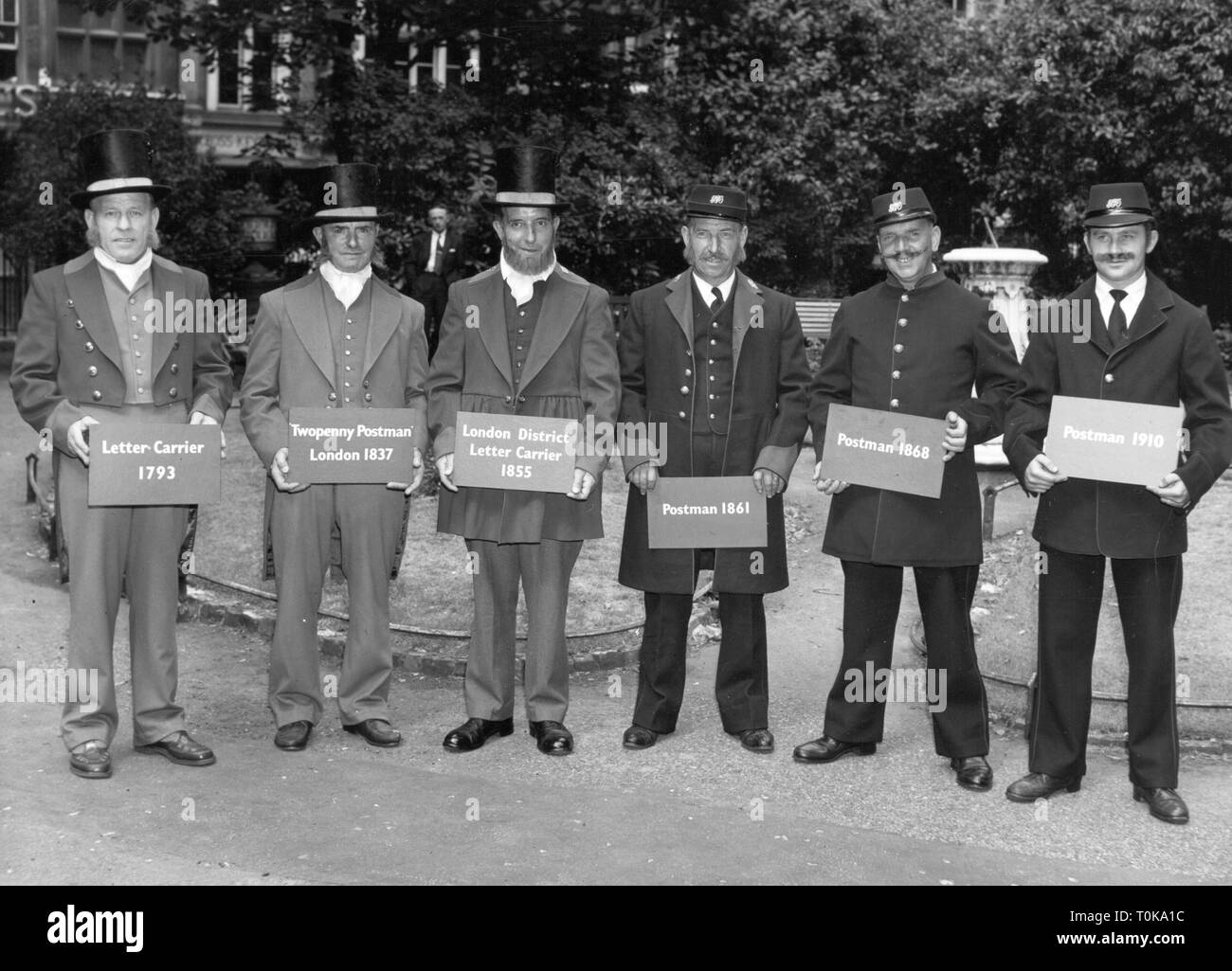 Mail/Post, Postboten, Britische Postboten in Uniformen der verschiedenen Jahrhunderten, London, 22.7.1959, Additional-Rights - Clearance-Info - Not-Available Stockfoto