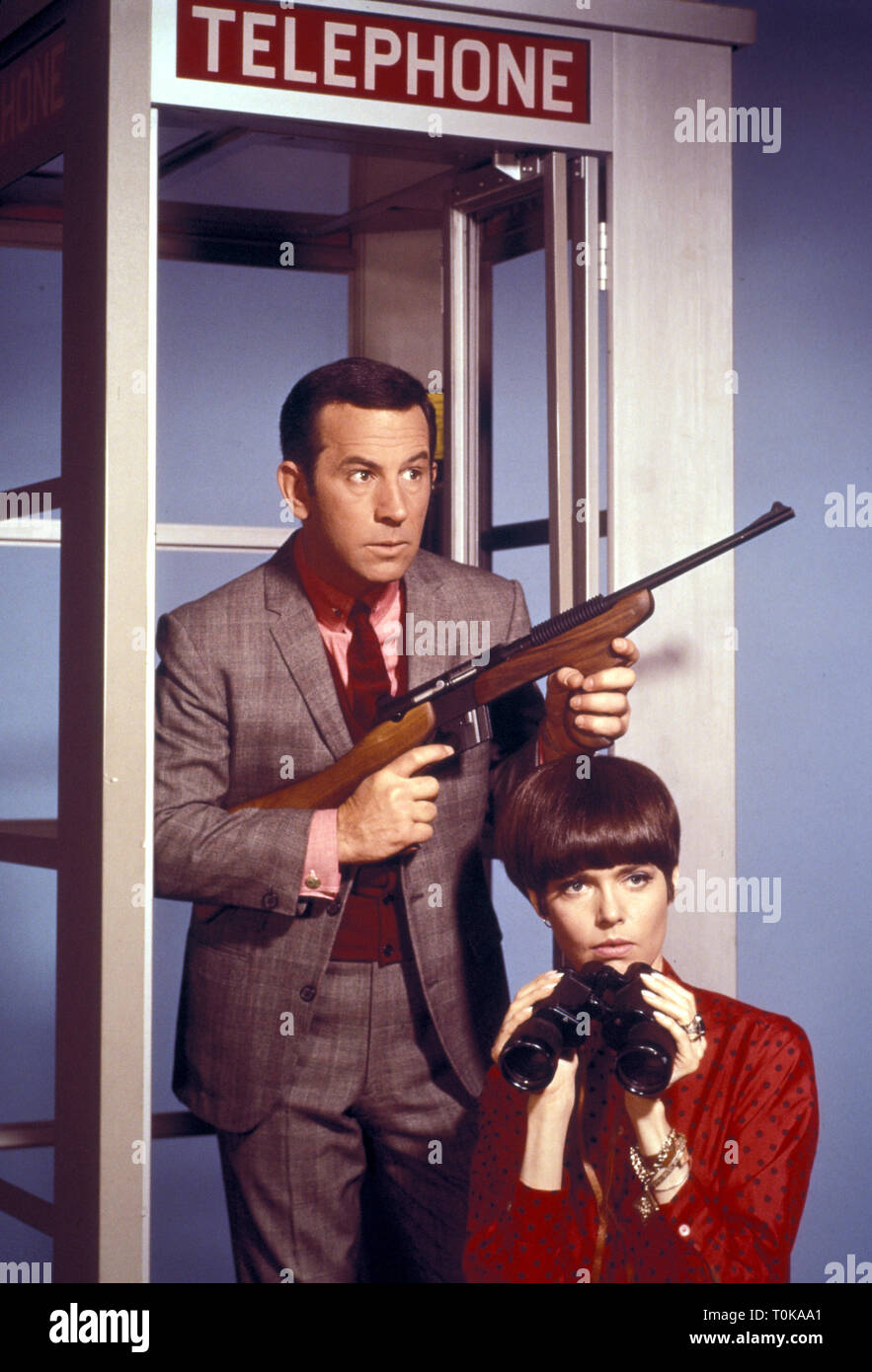 DON ADAMS, BARBARA FELDON, SMART, 1965 ERHALTEN Stockfoto