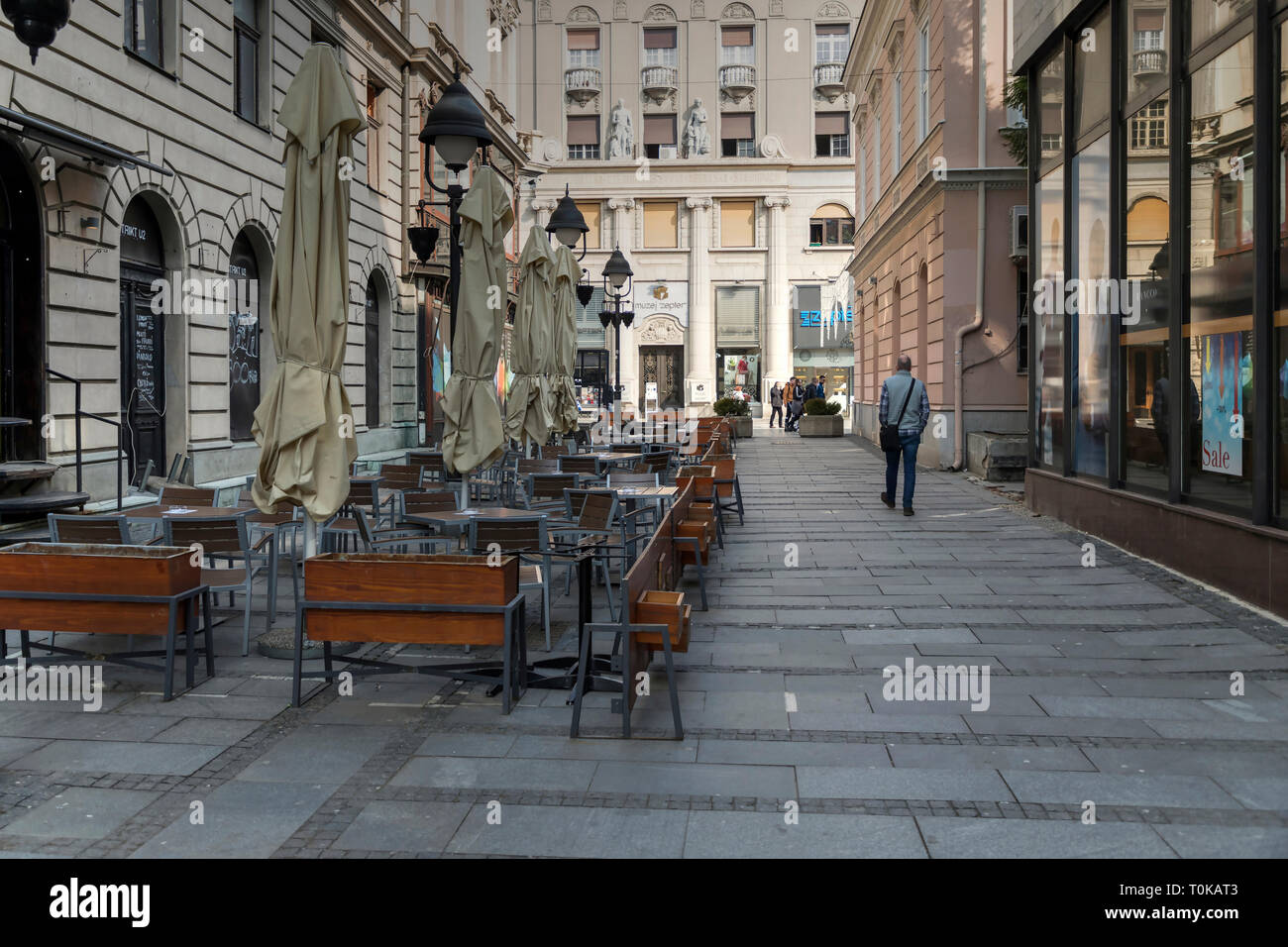 Belgrad, Serbien, März 2019 - Eine leere Cafe Terrasse Stockfoto