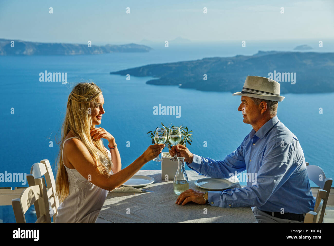 Nach paar Essen und trinken Wein in einem Restaurant auf dem Hintergrund des Meeres Stockfoto