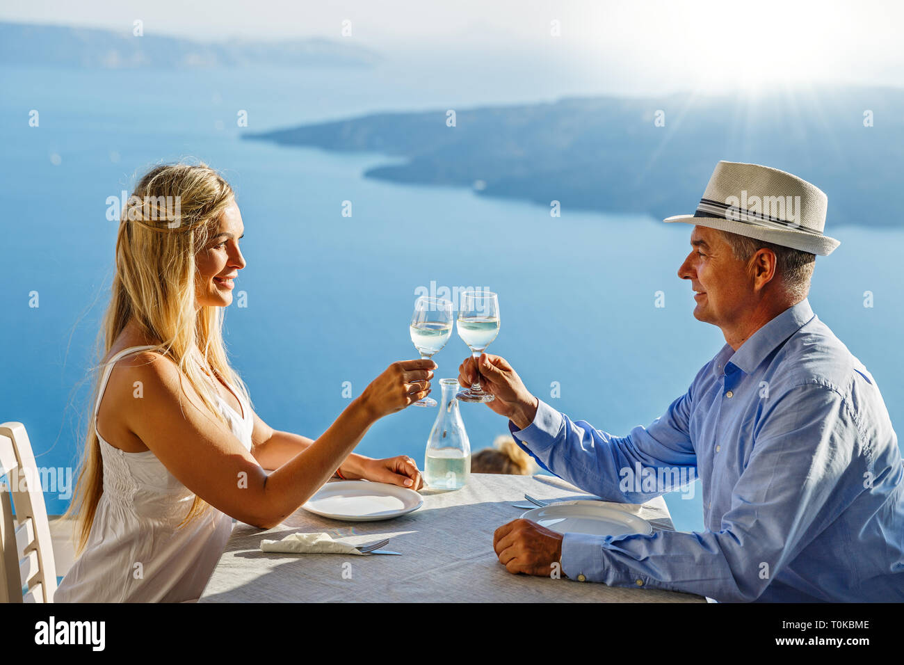 Nach paar Essen und trinken Wein in einem Restaurant auf dem Hintergrund des Meeres Stockfoto