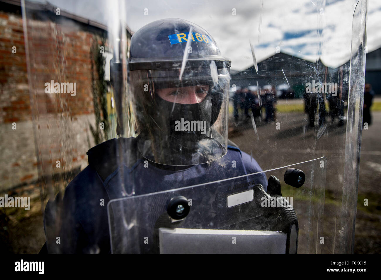 Mitglied der Garda Siochana posiert im Riot Schutzkleidung und -ausrüstung nach einer öffentlichen Bestellung Ausbildung Übung in Gormanston Army Camp, Co Meath, Irland. Stockfoto