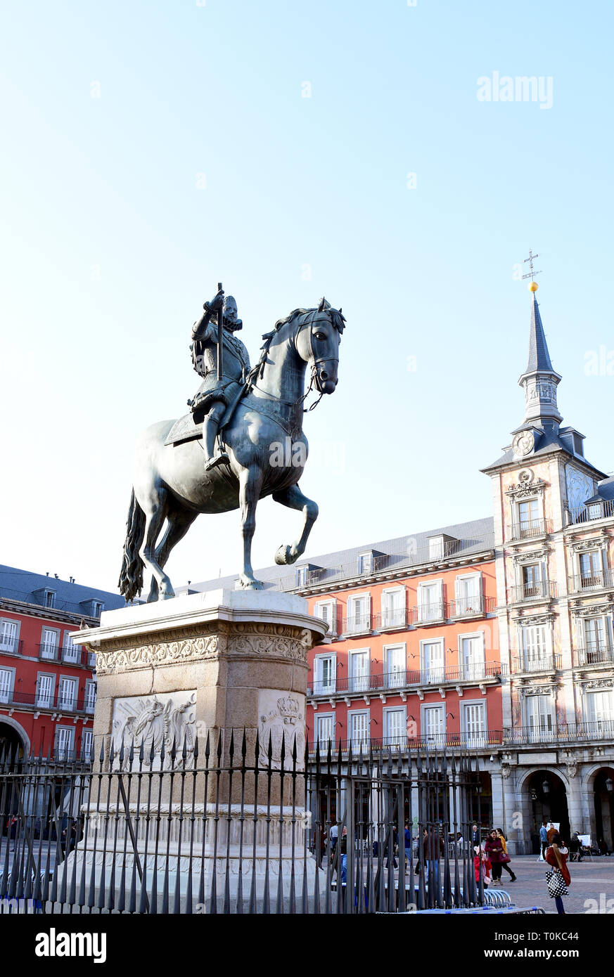 MADRID - Spanien - Feb 19, 2019: Das Felipe III Statue, Madrid steht in der Mitte der Plaza Mayor zeigt König Philipp III. von Spanien triumphierend Reiten sein Stockfoto