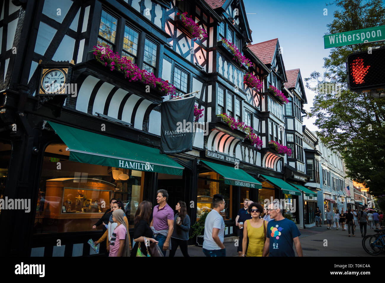 Princeton, NJ - 5. August 2017: Käufer und Fußgänger in der Nähe von Tudor Stil Gebäude auf Witherspoon Street; Ansicht enthält Hamilton Juweliere. Stockfoto