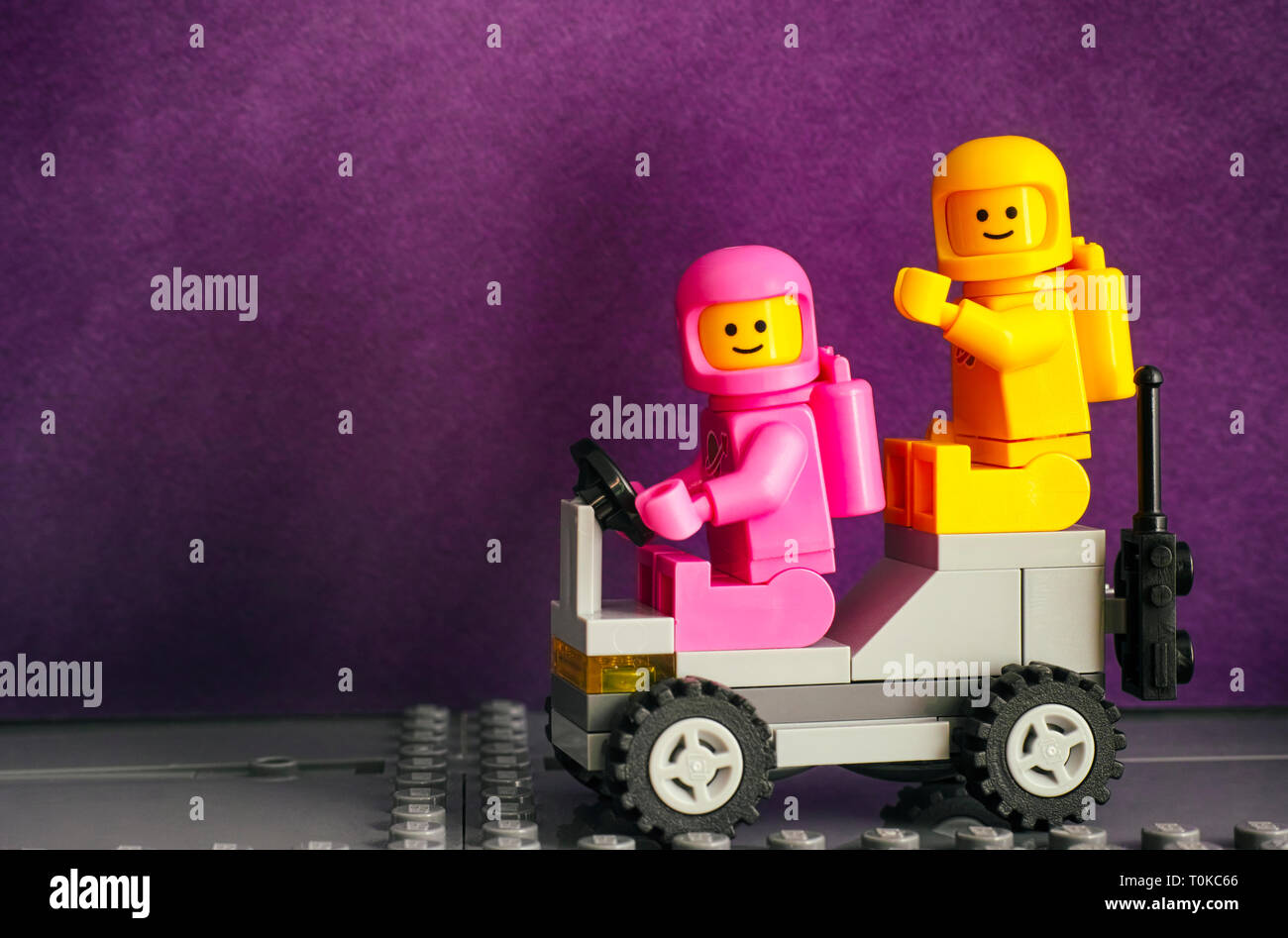 Tambow, Russische Föderation - Februar 24, 2019 zwei Astronauten Lego Minifiguren - Lenny und Kenny, auf Lunar Buggy gegen lila Hintergrund. Die LEGO-M Stockfoto