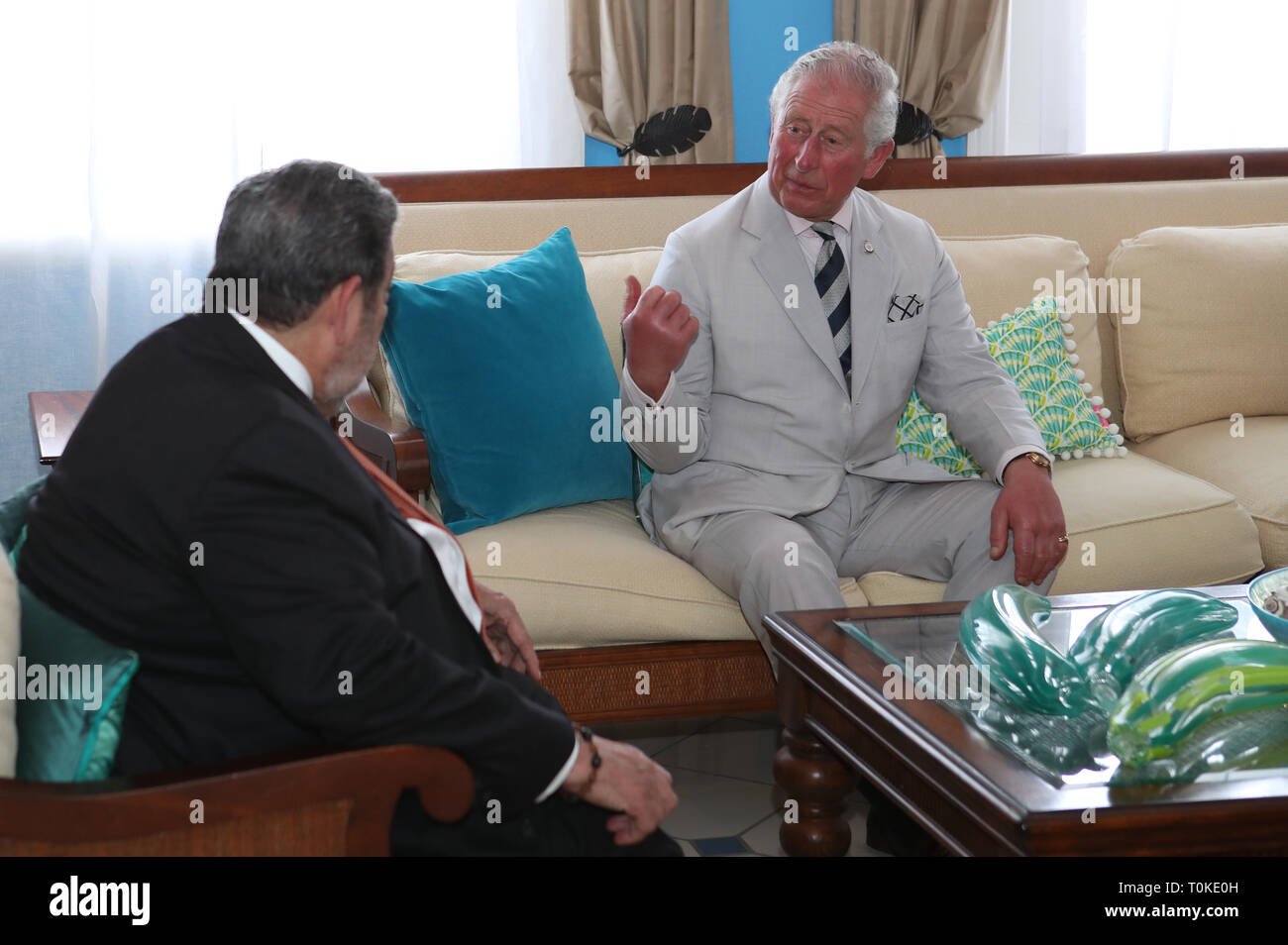 Der Prinz von Wales (rechts) mit dem Premierminister von St. Vincent und die Grenadinen Ralph Gonsalves ein Empfang in der Residenz des Ministerpräsidenten, in Kingstown, St. Vincent und die Grenadinen, als Teil eines Tages zur Besichtigung der karibischen Insel. Stockfoto