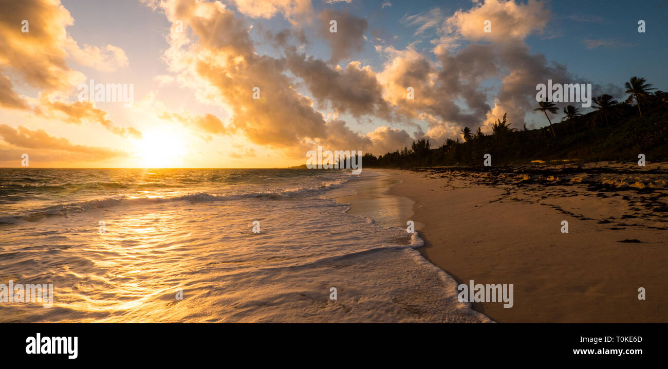 Sonnenuntergang in Surf, schönen tropischen Strand, Governors Harbour, Eleuthera, Bahamas, in der Karibik. Stockfoto