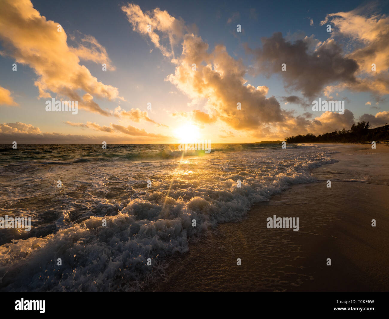 Sonnenuntergang in Surf, schönen tropischen Strand, Governors Harbour, Eleuthera, Bahamas, in der Karibik. Stockfoto
