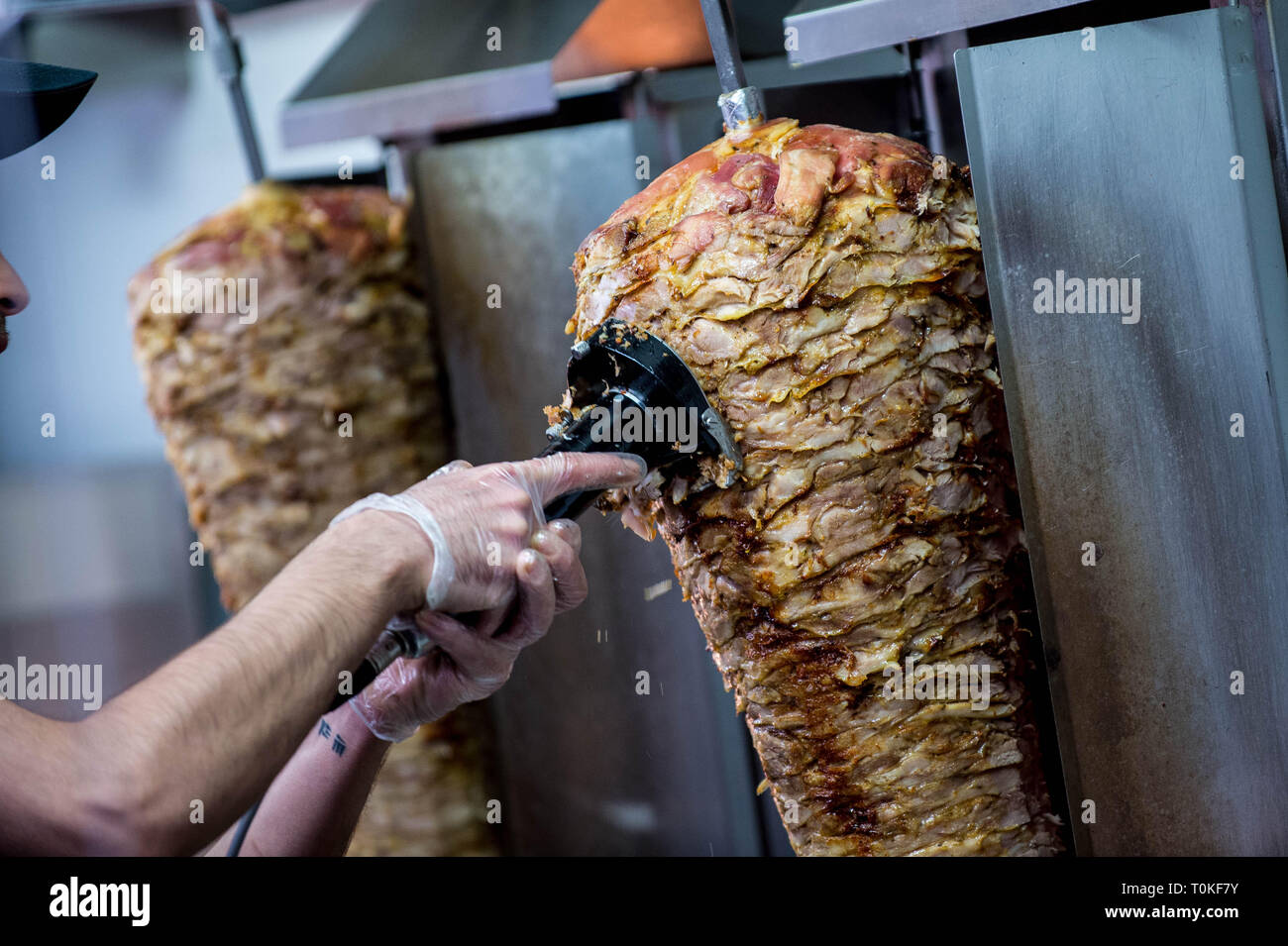 Detail einer Donner Kebab Fleisch in einer Dönerbude serviert wird Stockfoto