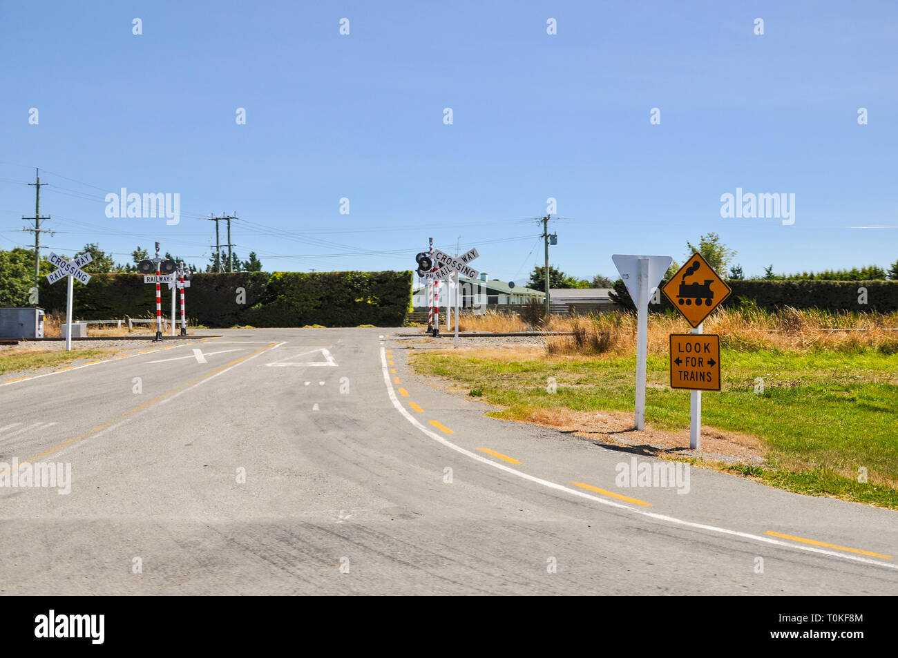 Bahnübergang in der Region Canterbury auf Neuseeland. Land bahnuebergang oder Barriere. Für Züge unterzeichnen. Dampfmaschine Grafik Stockfoto