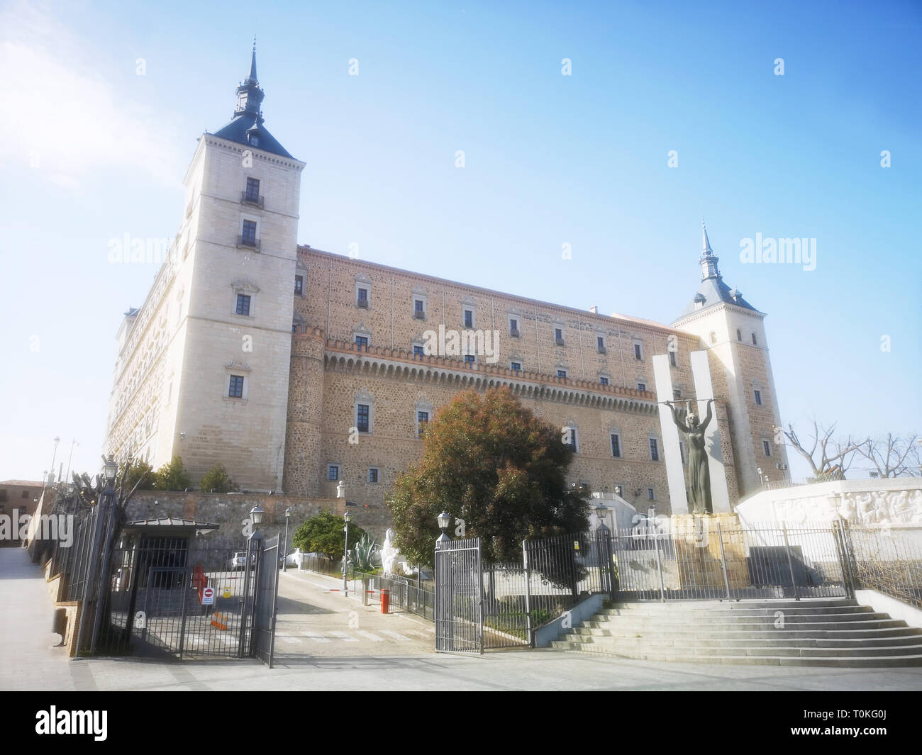 TOLEDO - SPANIEN - Feb 20, 2019: Der Alcázar von Toledo ist eine steinerne Festung im höchsten Teil von Toledo, Spanien. Einmal als Roman Palace in verwendet Stockfoto