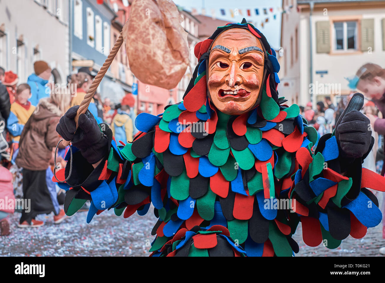 Bunte Karneval Abbildung mit Zunge ausgestreckt. Straßenkarneval im südlichen Deutschland - Schwarzwald. Stockfoto