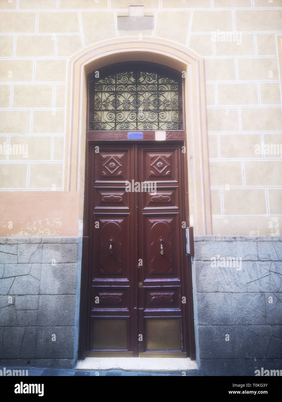 Nahaufnahme eines alten traditionellen hölzernen Eingangstür in Madrid, Spanien. Stockfoto