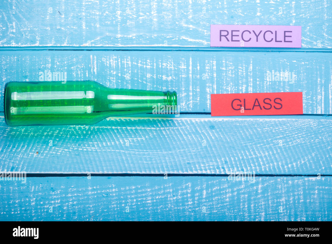 Recycling Konzept Recycling Glas auf einem blauen Hintergrund überstanden Stockfoto