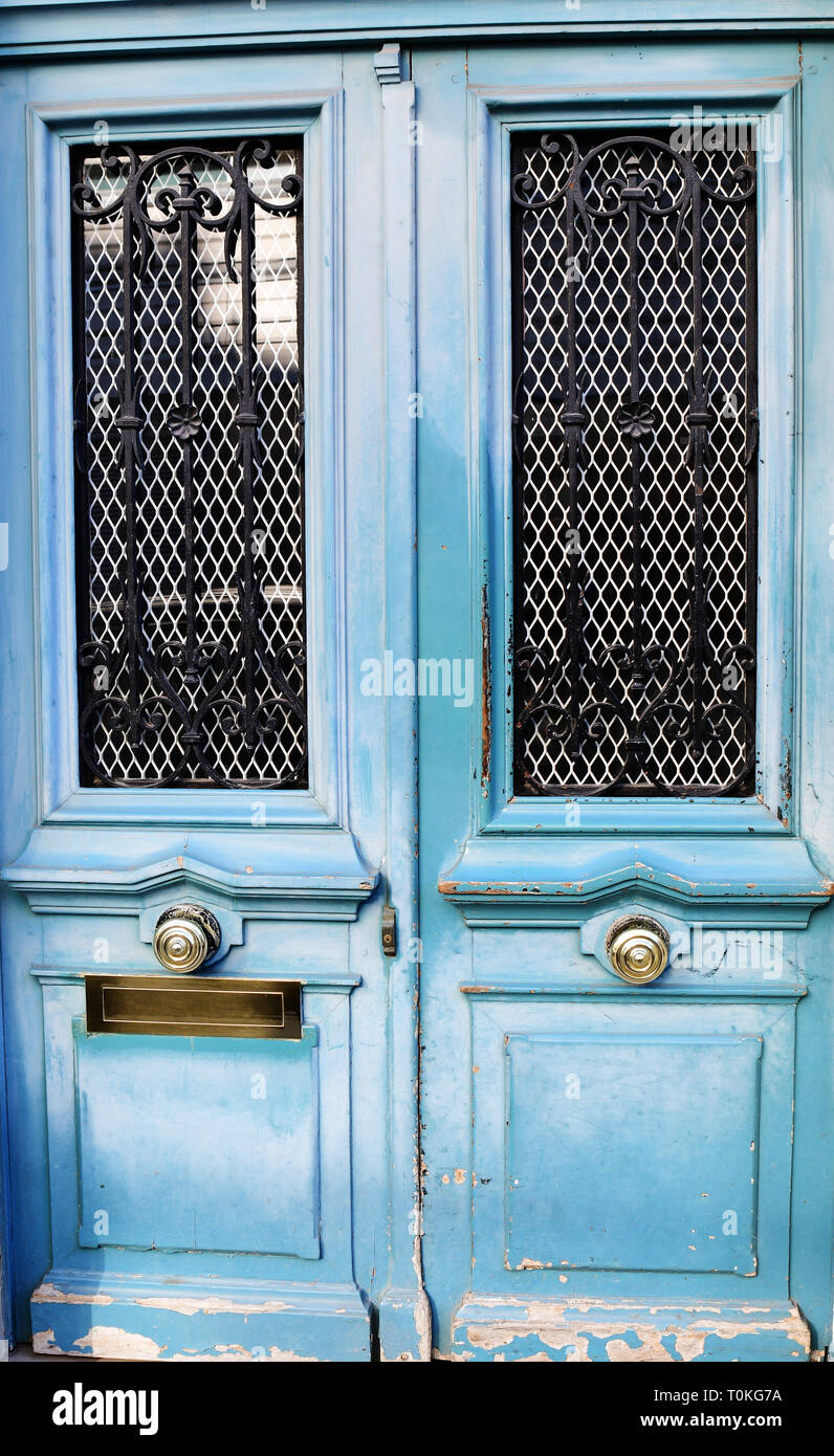 Nahaufnahme eines grungy alle Verwitterten Türen in einem Haus Eingang in Paris, Frankreich. Stockfoto