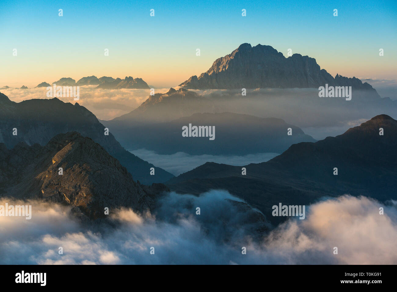 Blick vom Rifugio Lagazuoi auf Sunrise, Nebel, Dolomiten, Italien Stockfoto