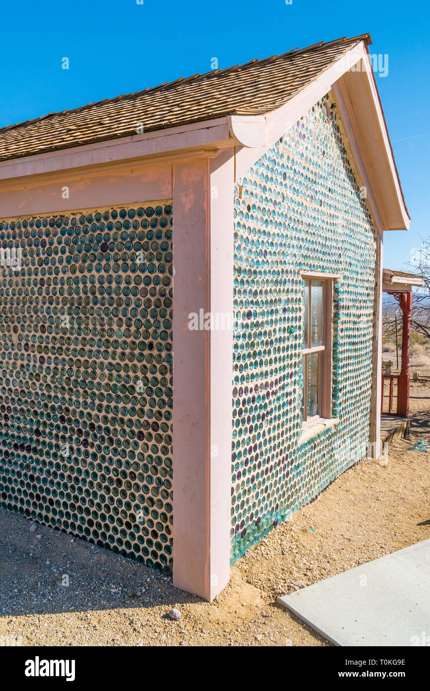 Ein Mann namens Tom Kelly gebaut, um die Flasche Haus in Rhyolith, Nevada um 1905, kurz vor der Wirtschaft und die Minen abgestürzt. Das Haus ist von ap gebaut Stockfoto