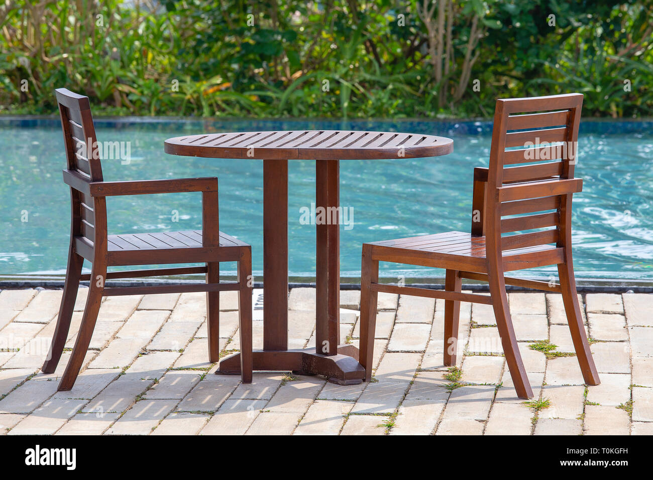 Holz Tisch Und Zwei Stuhle In Leeren Cafe Neben Dem Swimmingpool Thailand Nahaufnahme Stockfotografie Alamy