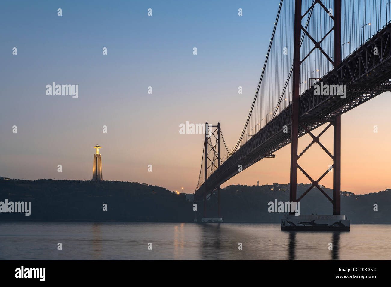 Ponte 25 de Abril in Lissabon, Cristo Rei Statue, Sonnenuntergang, Portugal Stockfoto