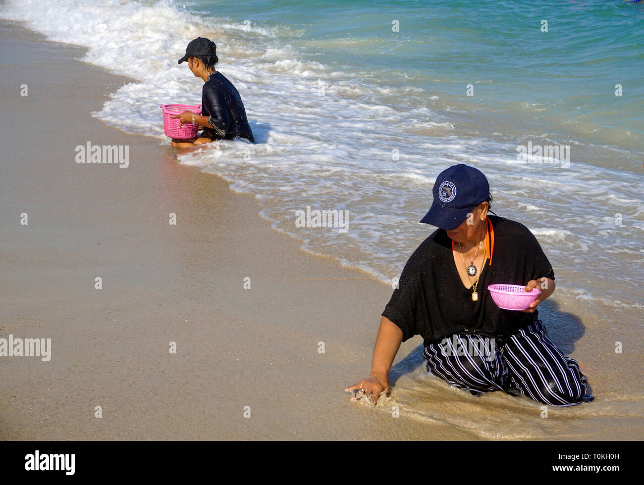Thailändische Frauen Graben für Muscheln am Strand Lamai Beach, Koh Samui, Golf von Thailand, Thailand Stockfoto