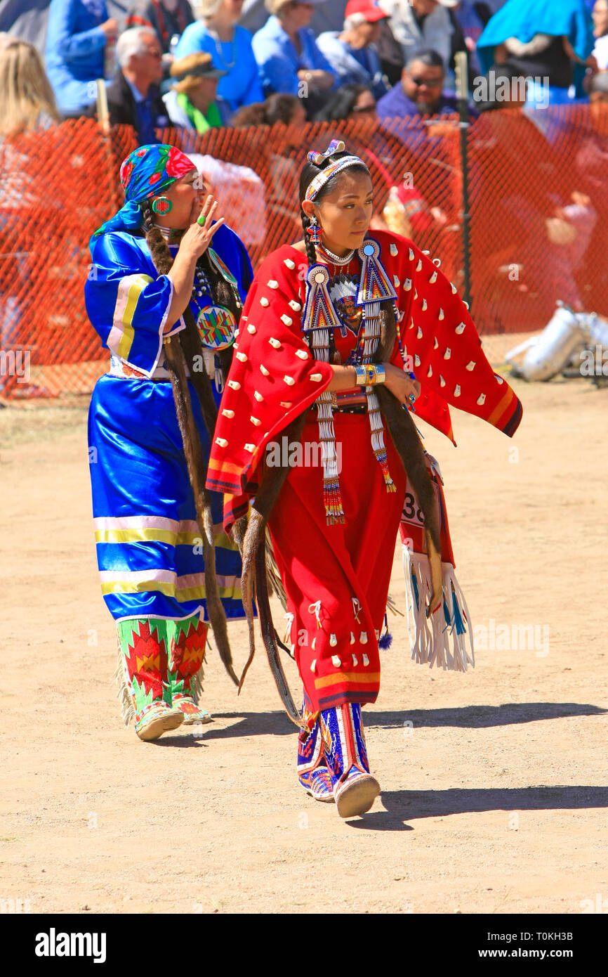 Weibliche Native America in den zeremoniellen Kostüme an der Wa: k Pow Wow auf odham Buchung der Tohono O'in Arizona Stockfoto