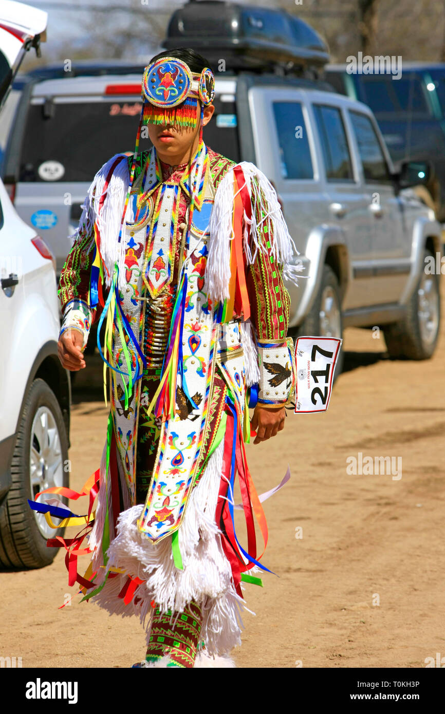 Männliche Native America Krieger in den zeremoniellen Kostüme an der Wa: k Pow Wow auf odham Buchung der Tohono O'in Arizona Stockfoto