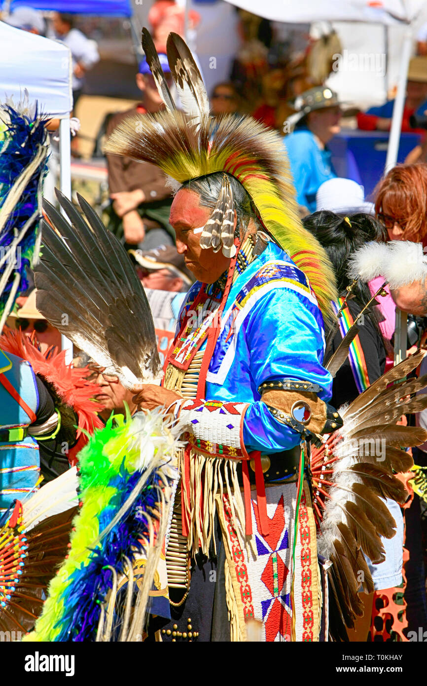 Männliche Native America Krieger in den zeremoniellen Kostüme an der Wa: k Pow Wow auf odham Buchung der Tohono O'in Arizona Stockfoto