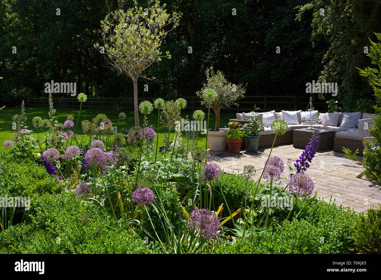 Terrasse Sitzecke im Englischen Garten Stockfoto