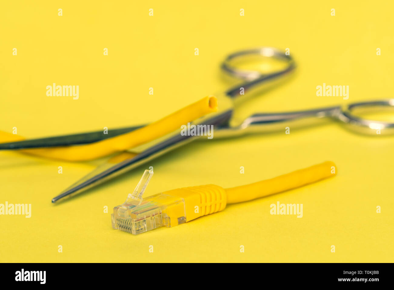 Zensur im Internet Konzept. Kabel Internet Schnitt durch die Schere. Stockfoto