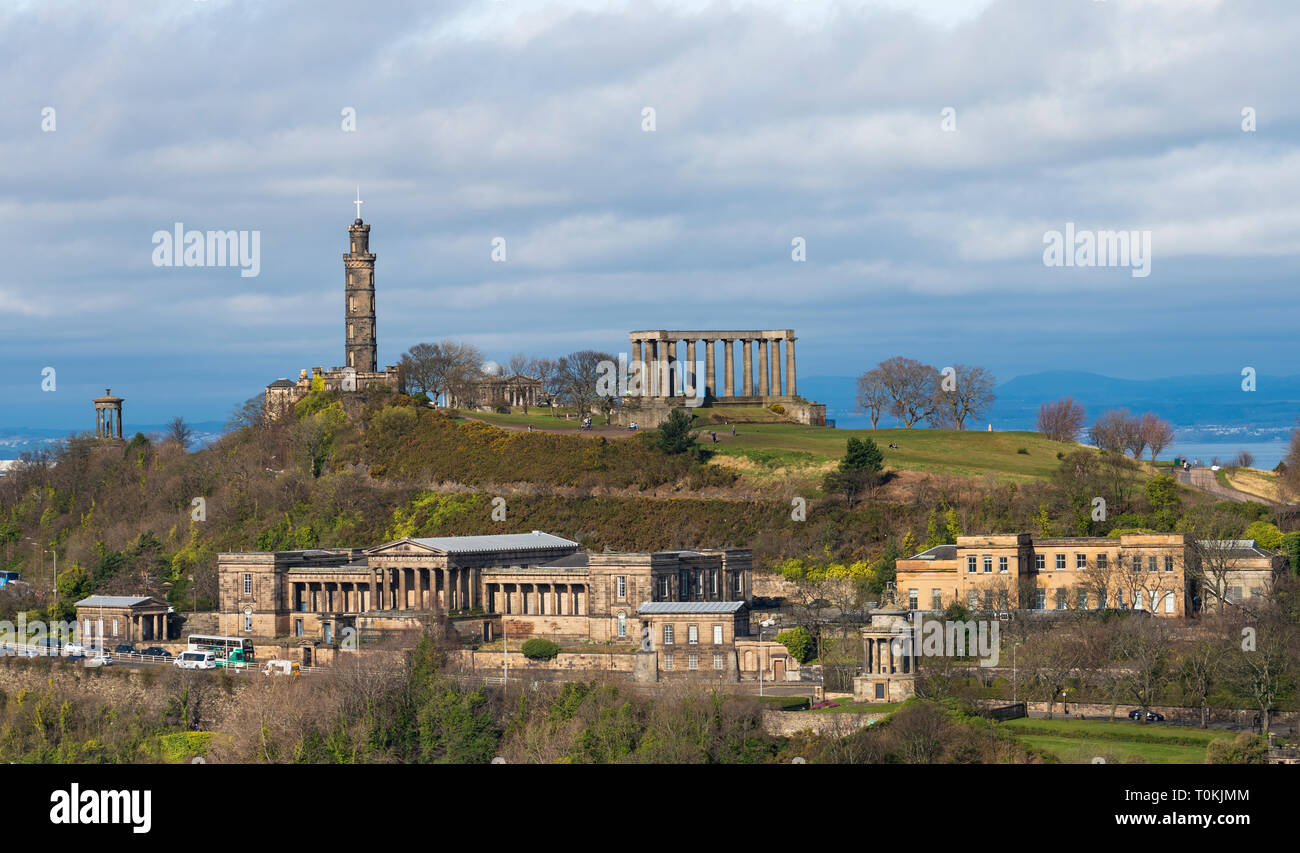 Ansicht des Calton Hill und der ehemaligen Royal High School in Edinburgh, Schottland, Großbritannien Stockfoto