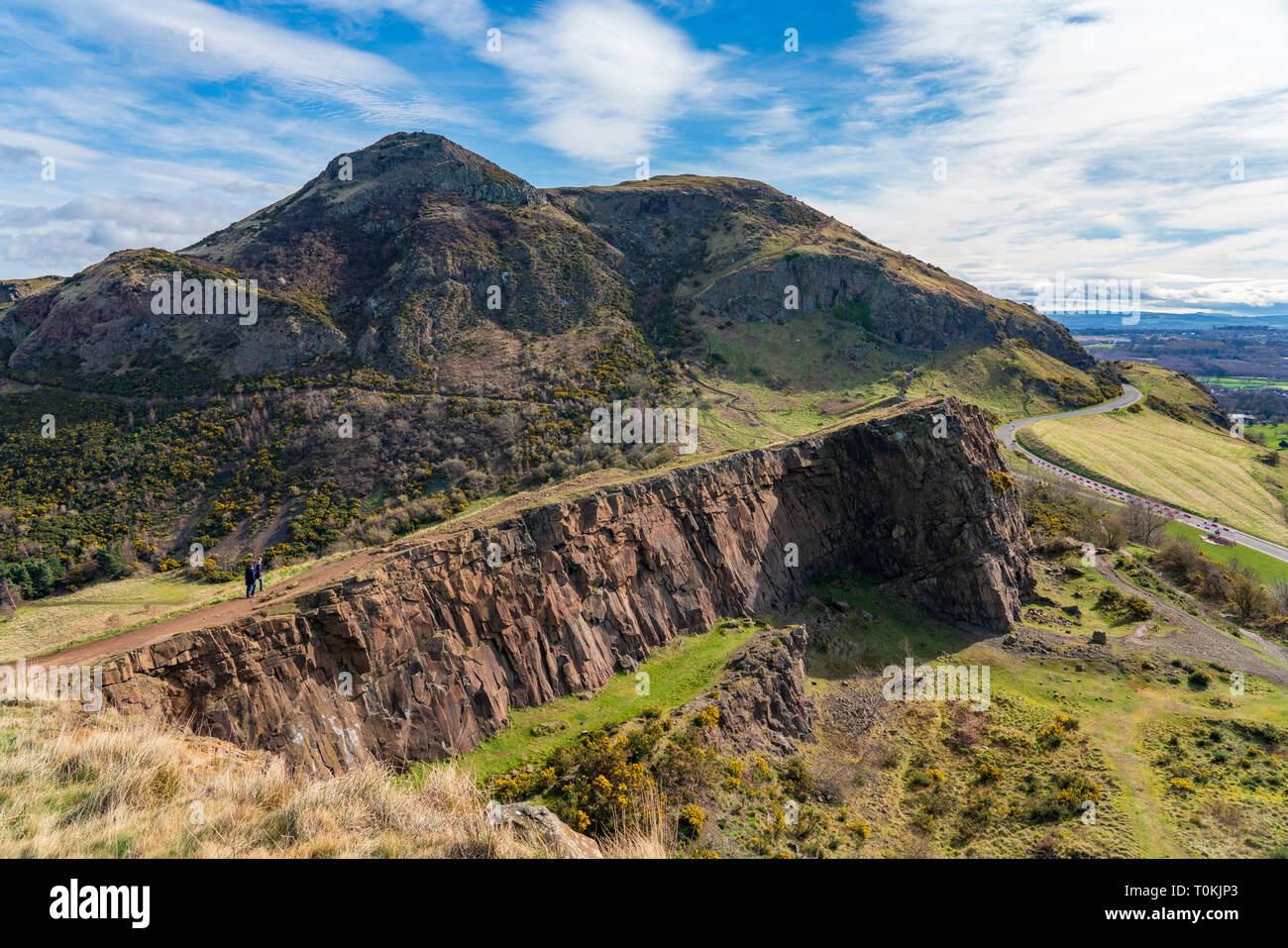 Blick auf den Arthur's Seat und Salisbury Crags in Edinburgh, Schottland, Großbritannien Stockfoto