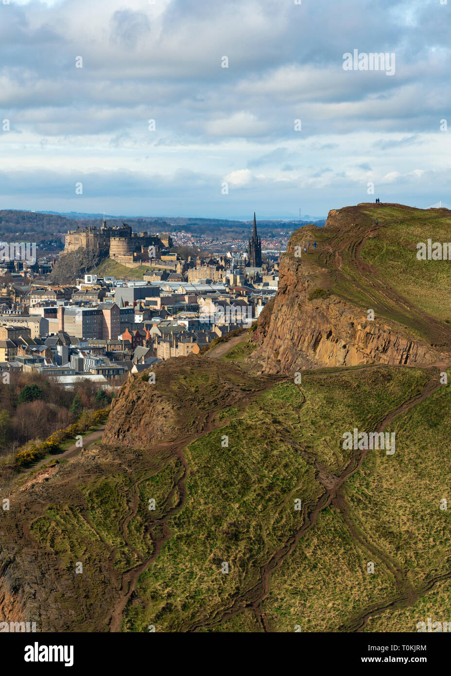 Blick auf die Stadt Edinburgh über Salisbury Crags von Arthur's Seat, Edinburgh, Schottland, Großbritannien. Stockfoto