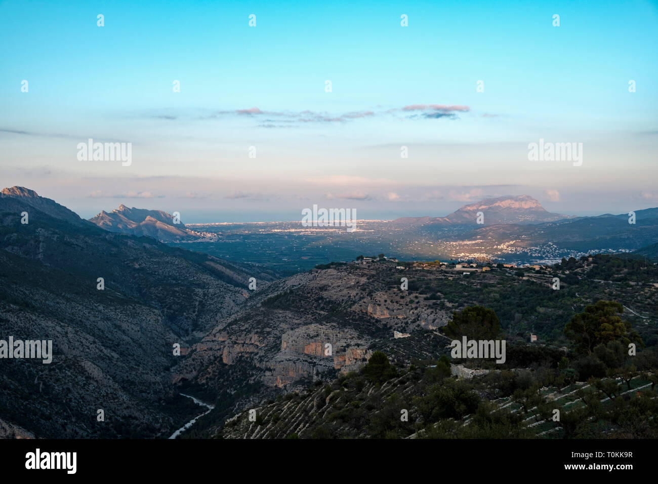 Barranco del Infierno, Hells Canyon, Vall de Laguart auf der Linken, Denia und den Montgo Berg im Hintergrund, Provinz Alicante, Spanien Stockfoto