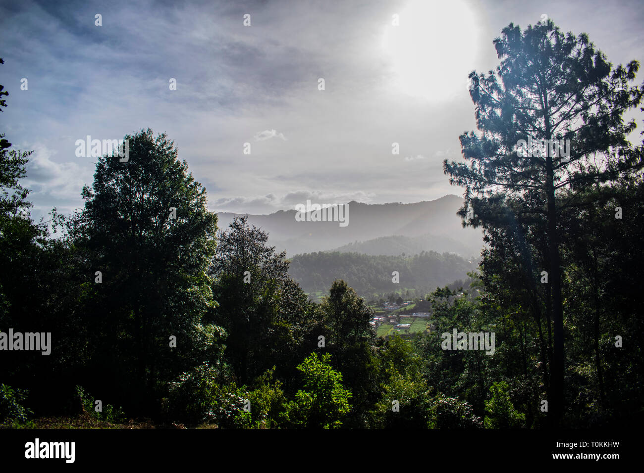 Cajola mirador Al Gran Valle amanecer sobre los Arboles en Las grandes Montañas de Pueblo,, una vista Panoramica e Unica con grandes Costa de la Stockfoto