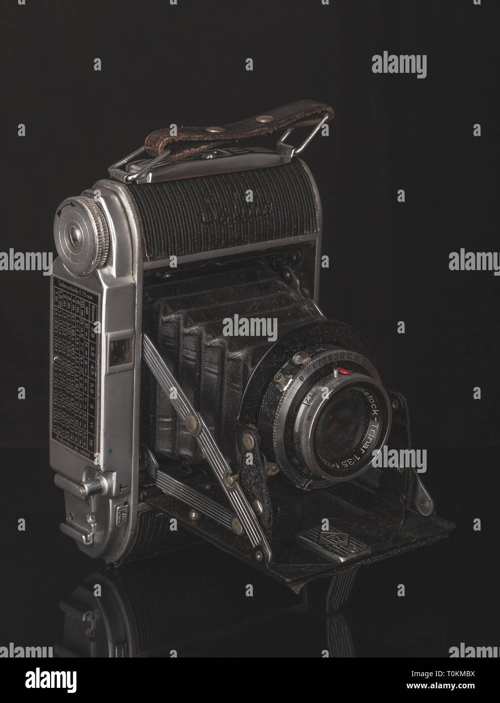 Nostalgisches Foto der alten Kamera. Ein Spiegel Tisch. Dunklen Farbton. Stockfoto