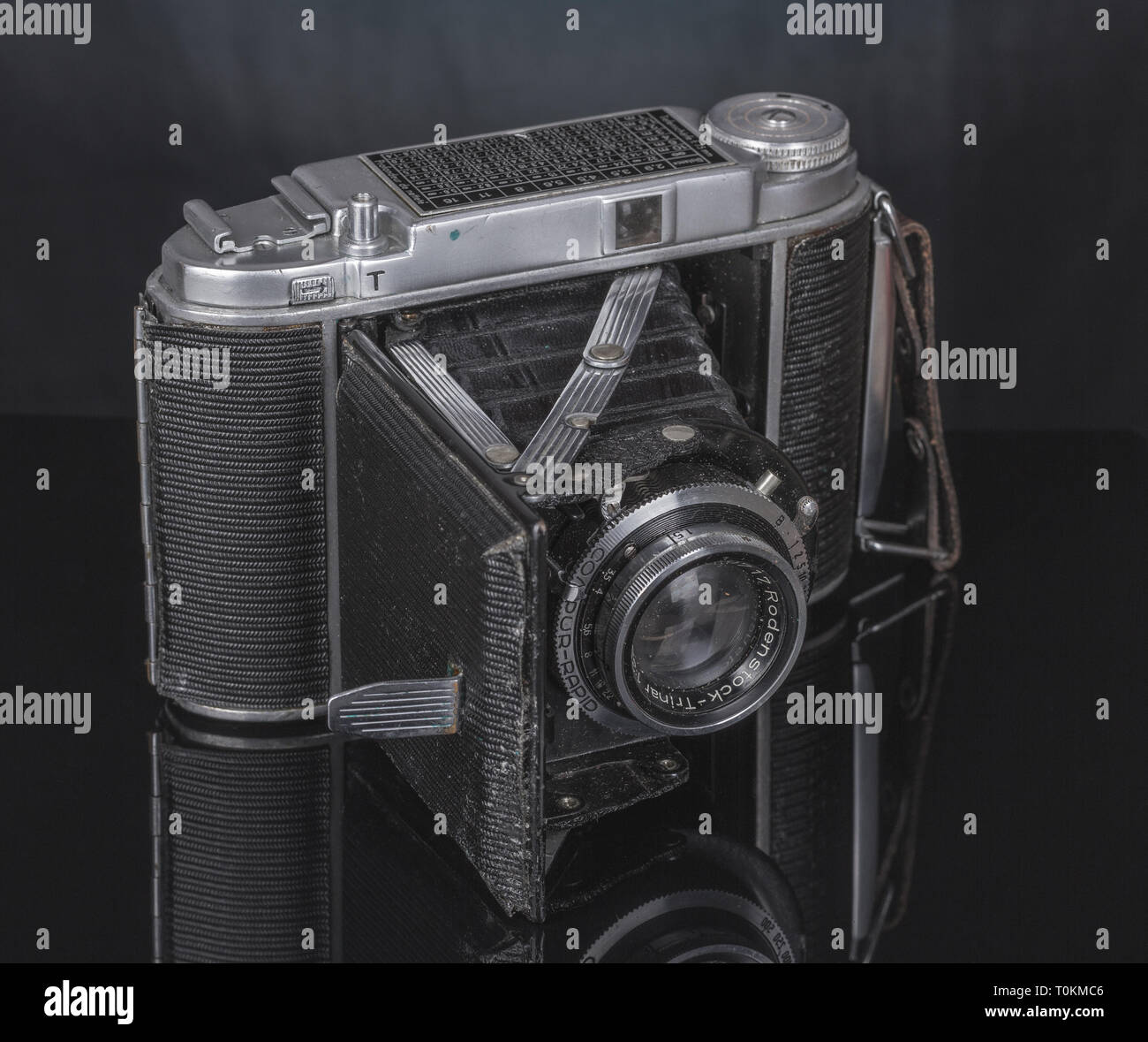 Nostalgisches Foto der alten Kamera. Ein Spiegel Tisch. Dunklen Farbton. Stockfoto