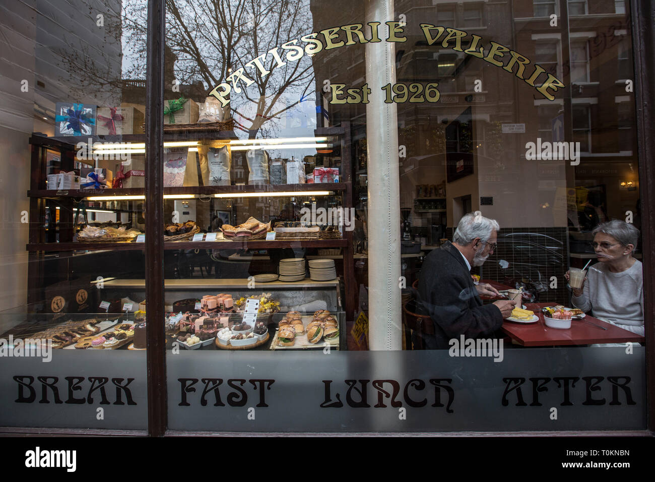 Patisserie Valerie, Kette von Cafés, die im Vereinigten Königreich, in der Patisserie Valerie Kette arbeitet mit mehr als 200 Filialen in ganz Großbritannien. Stockfoto
