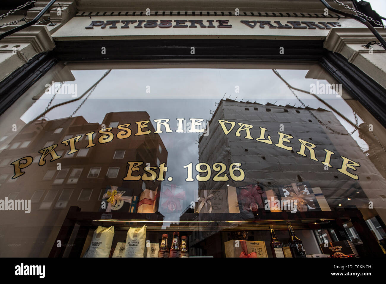 Patisserie Valerie, Kette von Cafés, die im Vereinigten Königreich, in der Patisserie Valerie Kette arbeitet mit mehr als 200 Filialen in ganz Großbritannien. Stockfoto