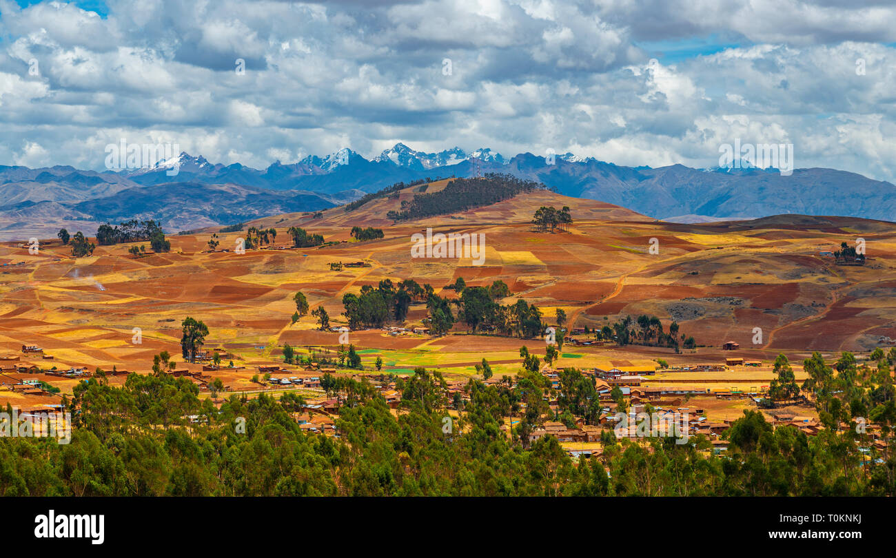 Landwirtschaft Landschaft des Heiligen Tal der Inka mit den Salcantay Peak und der Anden in der Nähe von Urubamba, Cusco Region, Peru. Stockfoto